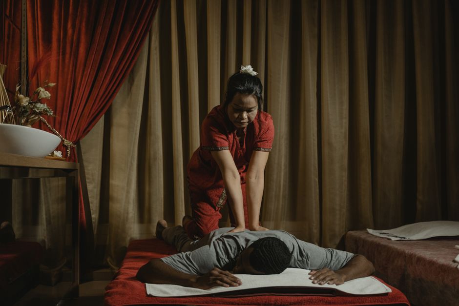 Massage Thaïlandais : Déroulement, Bienfaits et Précautions