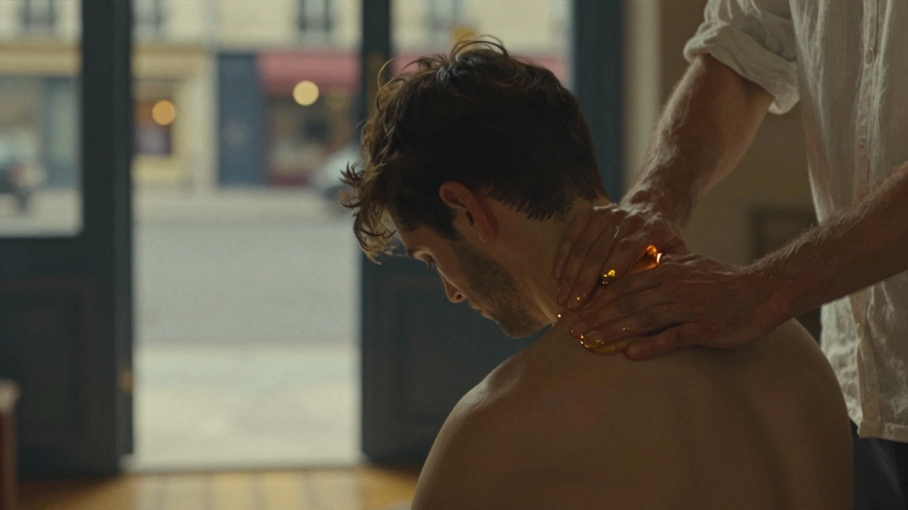 Mains de masseur travaillant sur les épaules avec huile, fond flou de rue parisienne, ambiance sereine.