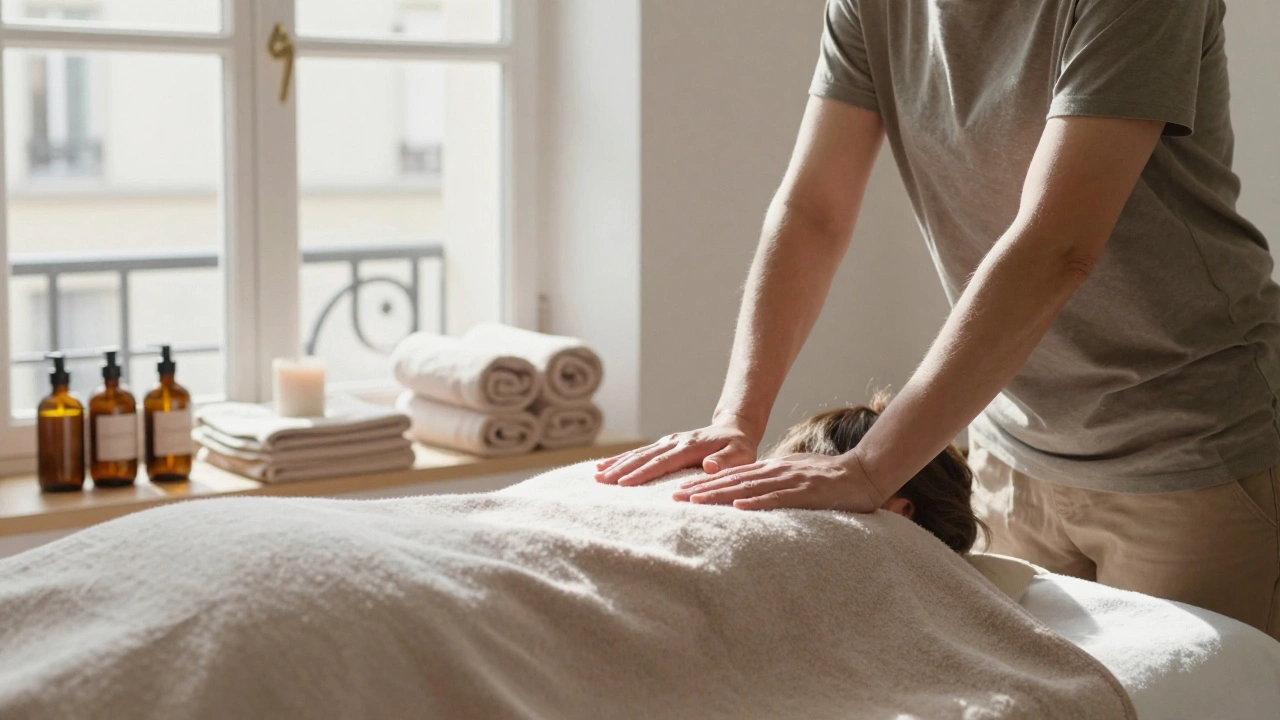 Une masseuse masse doucement un client dans un atelier lumineux, sans musique ni parfum, uniquement avec des draps chauds et une huile artisanale.
