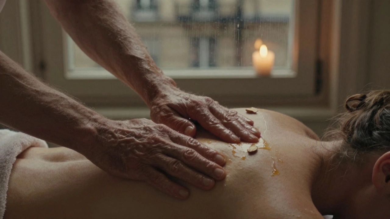 Des mains appliquant une huile chaude sur les épaules, dans une ambiance calme et intime, avec une fenêtre pluvieuse en arrière-plan.