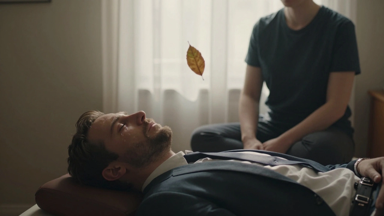 Un homme en costume les yeux fermés, pleurant doucement pendant un massage énergétique, lumière naturelle et atmosphère calme dans un appartement de Montmartre.
